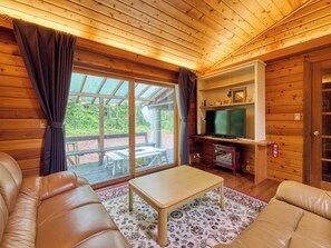 ・[Carl] A living room with a mature atmosphere. The tasteful interior design of the "square log" wood is attractive.