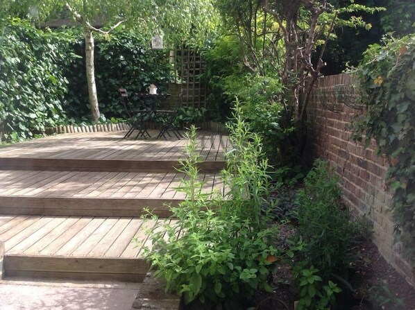 Delightful sunny garden provides a haven of peace in this centrally located NW3 Studio Apartment 