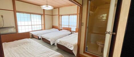 ・ Room with 4 single beds. Depending on the season, you can see Mt. Norikura ♪