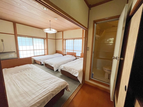 ・ Room with 4 single beds. Depending on the season, you can see Mt. Norikura ♪