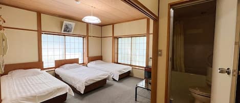 ・ Room with 3 single beds. Recommended for girls traveling and staying with friends ☆ 彡