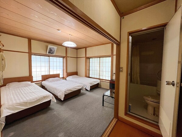 ・ Room with 3 single beds. Recommended for girls traveling and staying with friends ☆ 彡