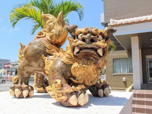 ・ Okinawa's guardian deity "Shisa" warmly welcomes you at the entrance of the facility ♪