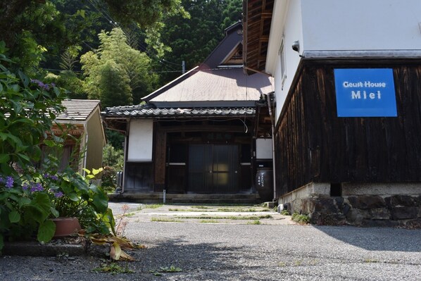 We are renovating an old folk house.