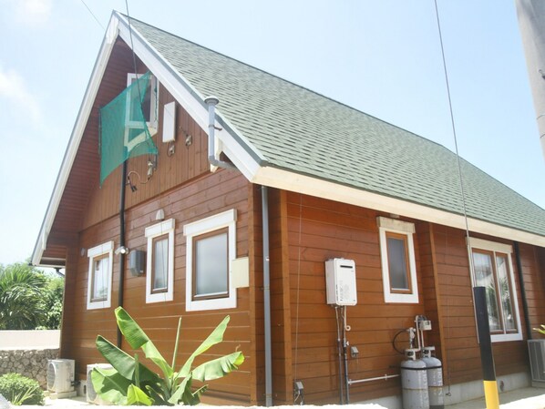 ・[Exterior] A rental log house with a green roof. Accommodates up to 5 people