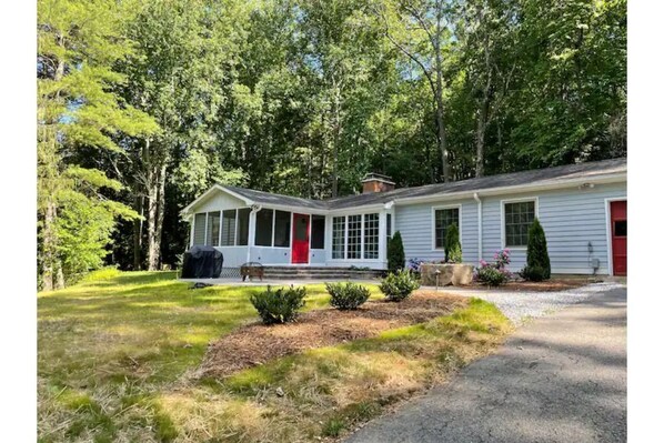  Entrance/Screened In Sun Porch