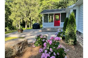 Front Porch/Fire Pit/Grill