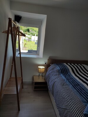 Schlafzimmer 1 mit Gartenblick