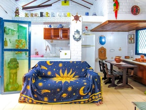 A sala de estar da casa é bem espaçosa e aconchegante, com um sofá-cama