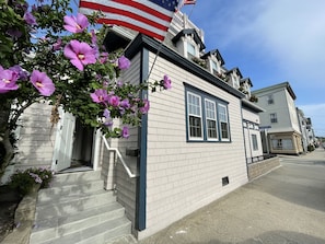 Located right on Thames St with great walkability to local attractions