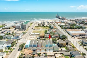 Lady Galvez is only 2-1/2 blocks from Seawall and Pleasure Pier!
