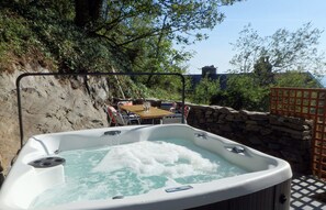 Outdoor spa tub