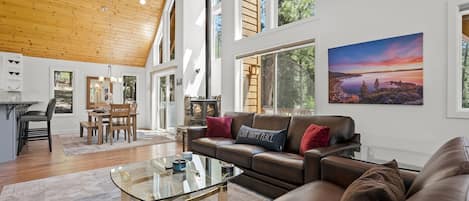 Living room: Stony Creek Secluded Lodge