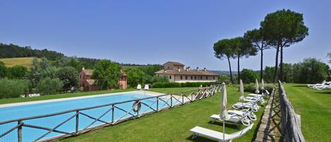 La proprietà immersa nel verde e la piscina comune attrezzata