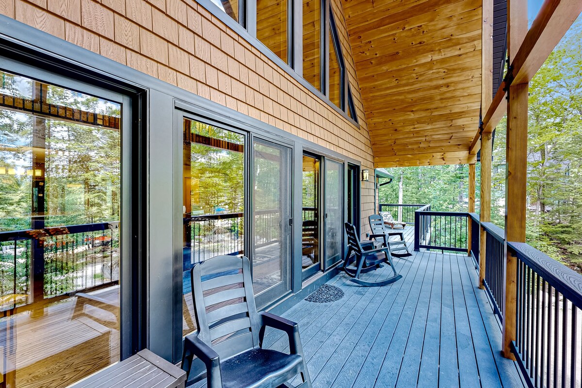 Charming 3 story retreat in the shadows of Lake Winnipesaukee