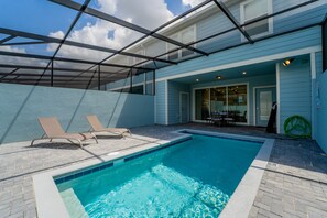 Jetted Splash Pool showing accent lighting