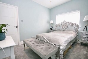 large Rm; unique regal furniture, queen size bed, Tempur mattress,luxury bedding