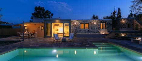 Artist's Studio patio & pool