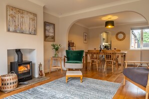 Ken Hill Cottage, Snettisham: Cosy open-plan living area