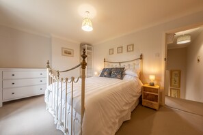 Ken Hill Cottage, Snettisham: The master bedroom has a comfortable king-size bed