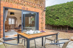 Ken Hill Cottage, Snettisham: Peaceful patio area with garden furniture