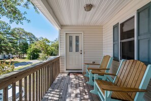 KDN9330: Best Kept Secret | Mid Level Front Porch