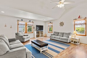 KDN9330: Best Kept Secret | Mid Level Living Area