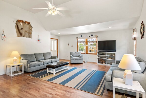 KDN9330: Best Kept Secret | Mid Level Living Area