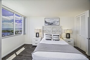 Bedroom with Queen bed