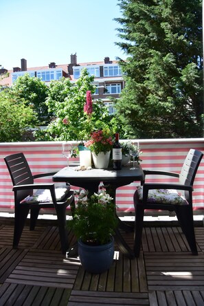 Groot achterterras met middag en avondzon.