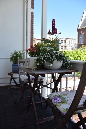 voorbalkon met bistro set.