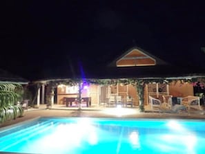 la villa éclairée la nuit par des lampes solaires