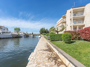 Water, Plant, Sky, Cloud, Building, Window, Watercraft, Boat, Tree, Watercourse