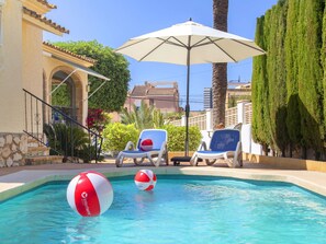 Water, Plant, Building, Property, Daytime, Swimming Pool, Sky, Azure, Green, Tree