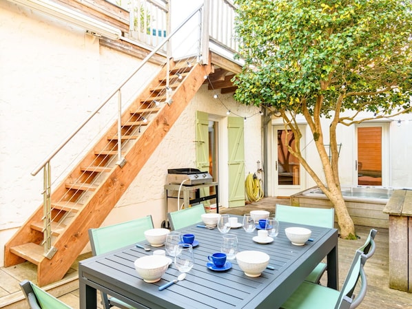 Table, Furniture, Property, Tableware, Building, Azure, Wood, Chair, Interior Design, Architecture