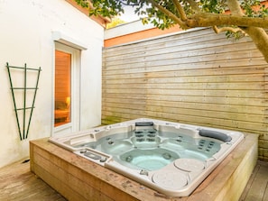 Property, Light, Wood, Rectangle, Jacuzzi, Tap, Bathtub, Jacuzzi, Plant, Flooring