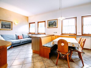 Möbel, Bilderrahmen, Tabelle, Fenster, Holz, Interior Design, Orange, Wohnzimmer, Komfort, Stuhl