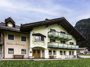 Wolke, Himmel, Pflanze, Gebäude, Fenster, Grundstueck, Hütte, Haus, Wohngebiet, Baum