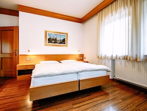 Möbel, Gebäude, Eigentum, Komfort, Holz, Bettrahmen, Textil, Interior Design, Beleuchtung, Lampe