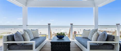 Beautiful open deck, with a direct view of the beach.