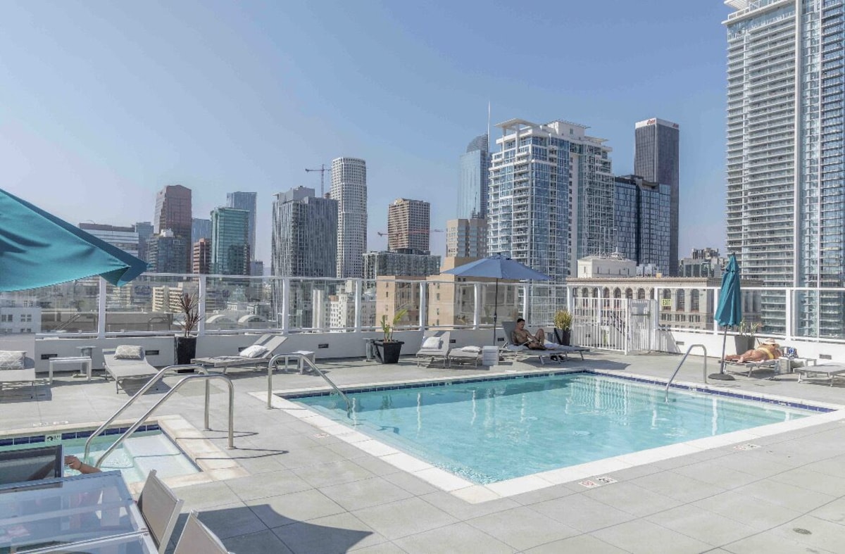 Modern Loft-Rooftop, Pool, Spa, Gym & Free Parking upon request.