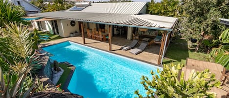villa dans son écrin verdoyant