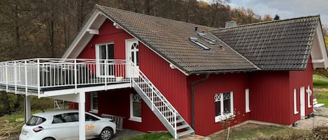 Zugang zu Ihrer Wohnung. Unter der Terrasse kann Ihr Fahrzeug parken.