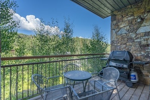 2.1-terraces-1301-telluride-vacation-rental-deck-bbq-view2