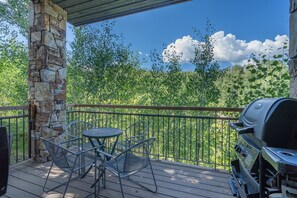 2.0-terraces-1301-telluride-vacation-rental-deck-bbq-view1