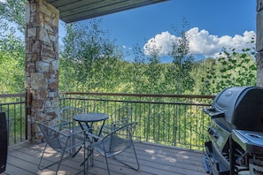 2.0-terraces-1301-telluride-vacation-rental-deck-bbq-view1