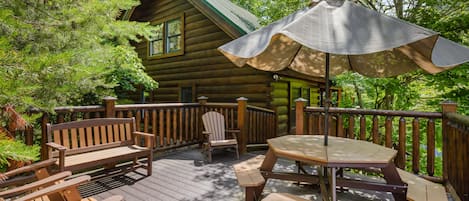 Your Own Smoky Mountain Outdoor Lounge - Private Lounge to enjoy outdoor chats and beverages amongst your family & friends. Book Picture Perfect!