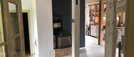 Eingang mit Blick in die Küche. 