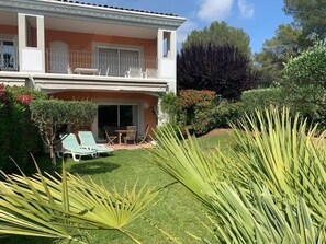 The quiet garden can be shaded by the electrically extendable awning.