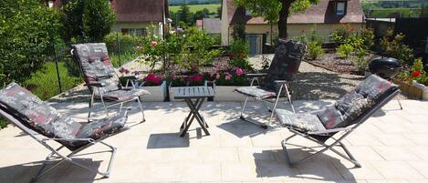 Private garden with the BBQ area and a pick-nick table
